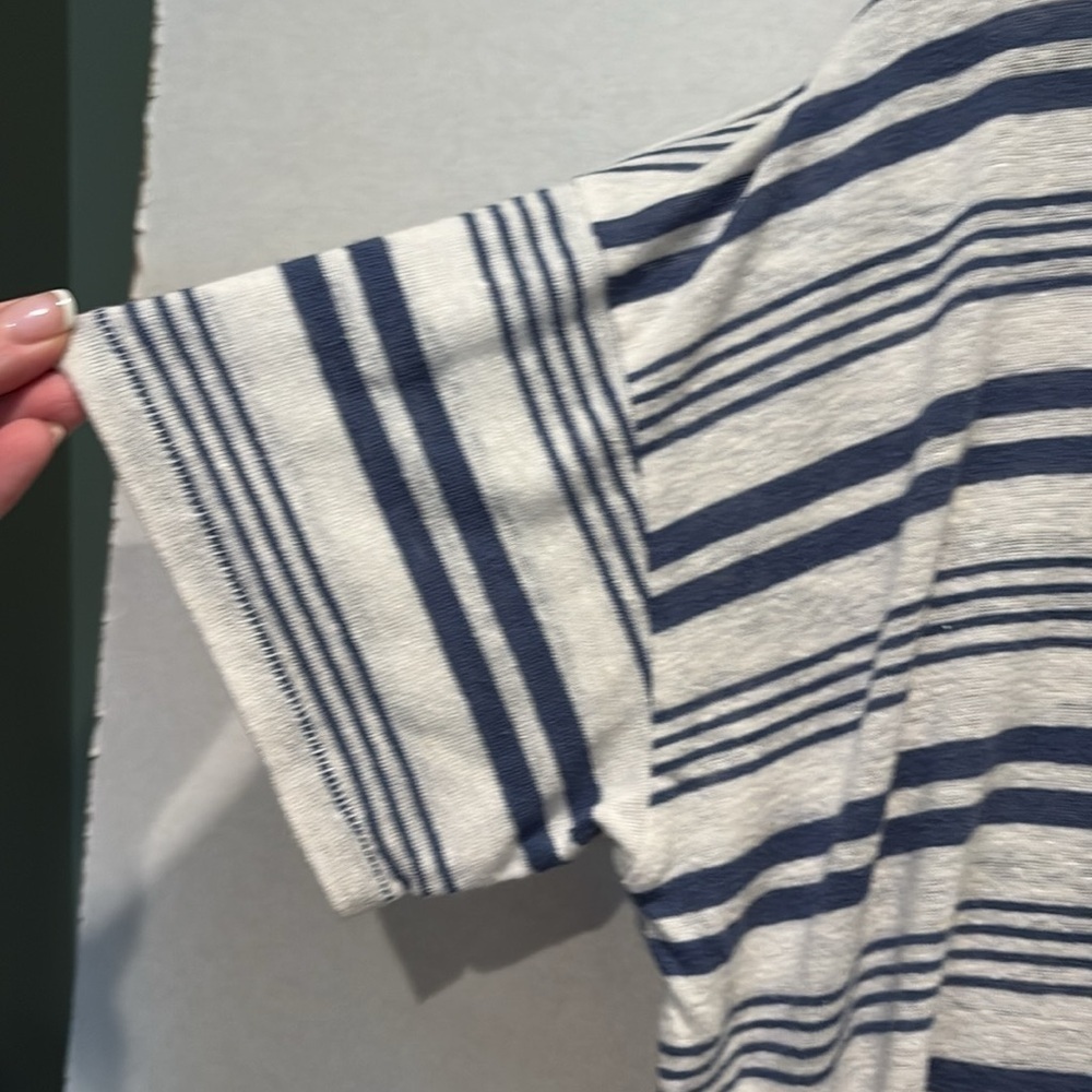 Aerie - short sleeve crew neck t-shirt - size XS. White with baby blue stripes - Picture 3 of 11